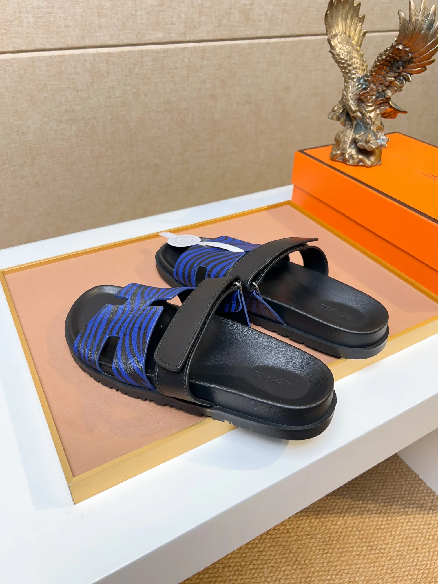 Men's clothing and shoes 💰340 💅💅💅 new arrival. Hermes Hermes official website latest counter synchronized new oran color leather H slippers, the original Paris version flew back to the original model and opened the mold to make it perfectly🍌The highest quality Sincerity, you can enter and leave the counter at will [Deyi] The upper is made of original customized  colored palm prints, crocodile print, ostrich print, colored cow leather, colored cow suede, 🤔 horse hair, 🥳 colored diamonds, 🥰 3D printing, and other genuine leather slippers, imported cow pattern foot pad lining, Italian  latest original genuine leather combination outsole Code number: 38-48 (customized at 46.47.48) Can be made into picture combination sole with genuine leather pattern and ordinary molded outsole
